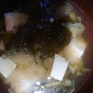 ワカメと豆腐とコーンのお味噌汁
